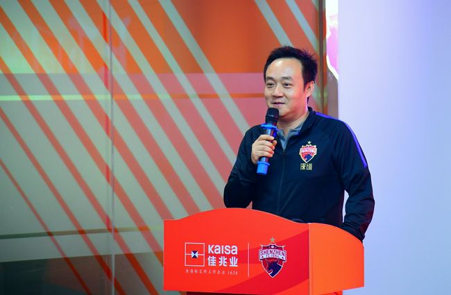 两小无猜的老友莎夏和马库斯闹翻了，而且 15 年都没说过话。莎夏成了洛杉矶的良庖，回抵家乡旧金山开了一家餐厅，就在这里，她碰到了老伴侣 — 一名欢愉、满足的音乐家，他一向与怙恃同住并为父亲打工。虽然两人都不甘心和洽，但他们很快就发现彼此之间还存在旧的火花，也许还擦出了一些新火花。